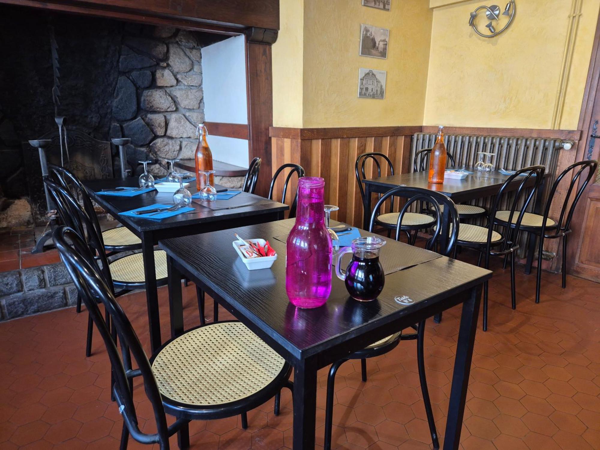 Logis Hotel Restaurant L'Oustal Naves  ภายนอก รูปภาพ