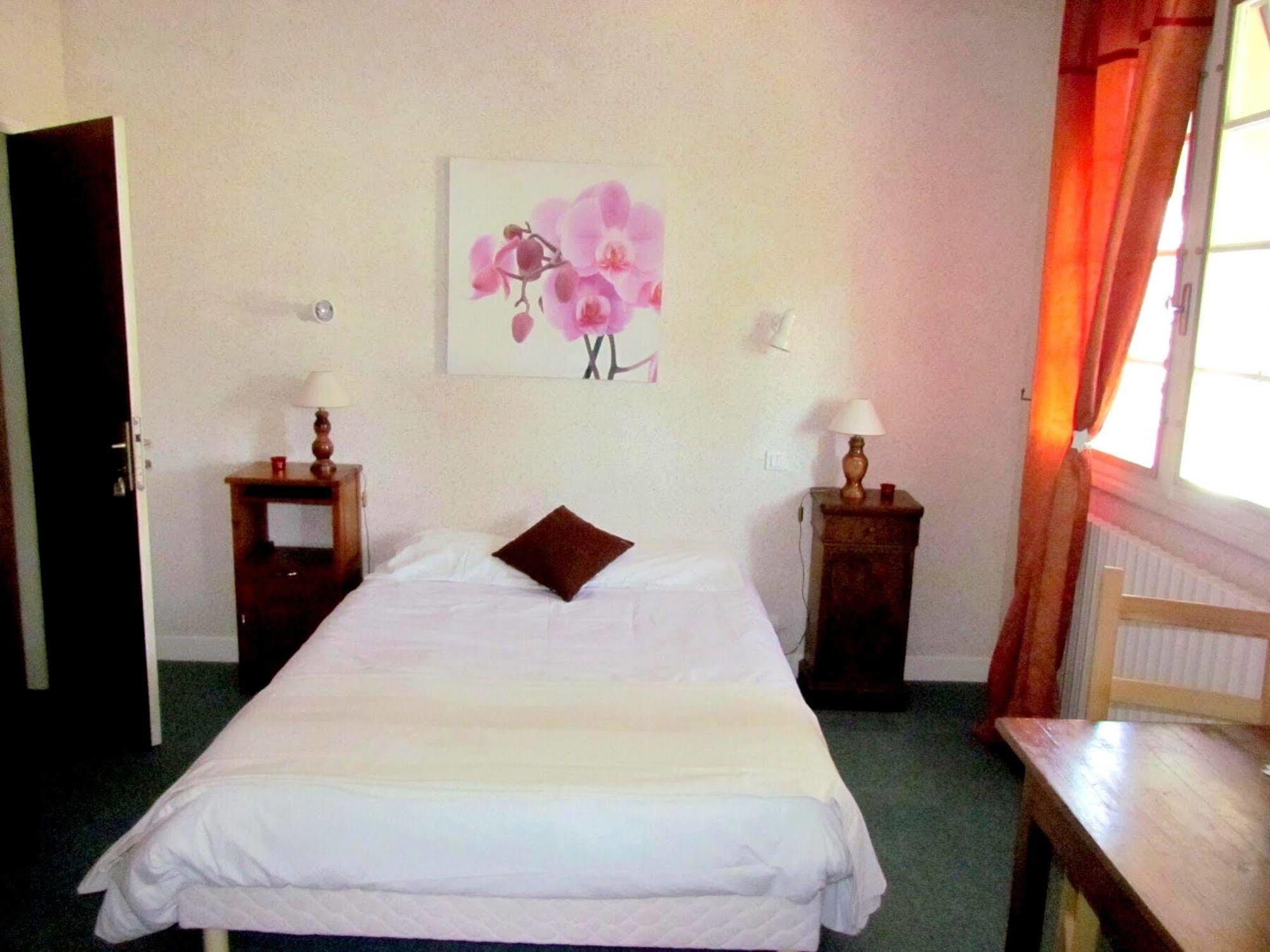 Logis Hotel Restaurant L'Oustal Naves  ภายนอก รูปภาพ